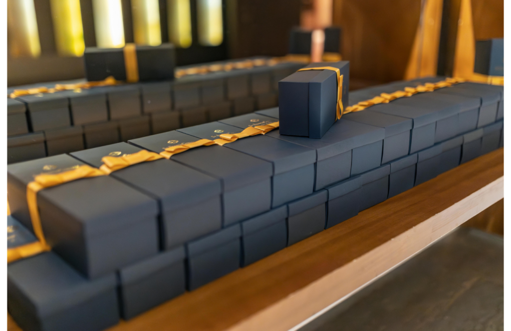 White and Light Simple Presentation (20) Luxury Travel Gifts