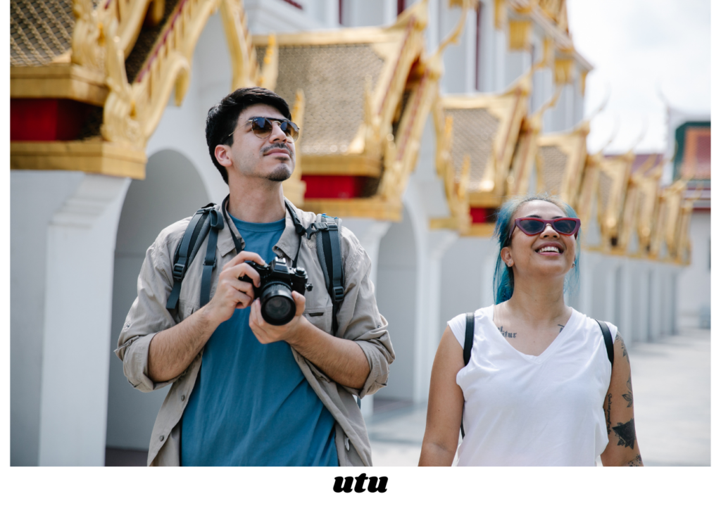 2 people sight seeing