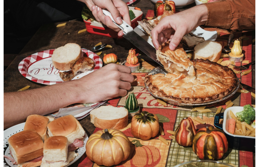 people eoying dinner
